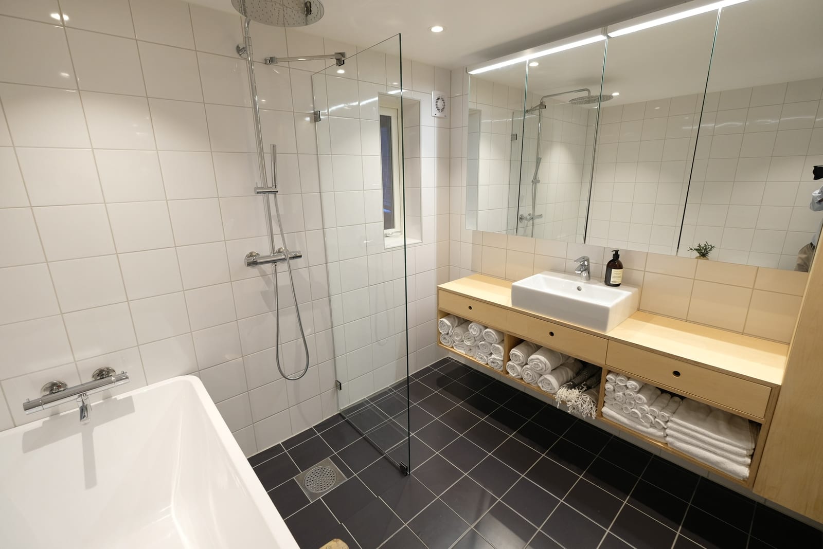 Nytt bad med flislagt dusjsone